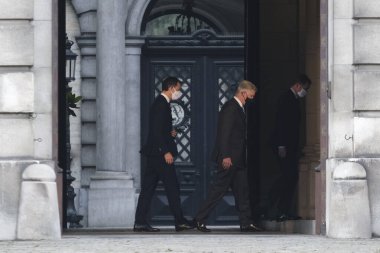 Brüksel, Belçika. 30 Eylül 2020. Maliye Bakanı Alexander De Croo ve Sosyalist Parti Başkanı Paul Magnette, Kraliyet Sarayı 'ndaki toplantı öncesinde Belçika Kralı Philippe ile poz verdi.