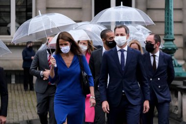 Giden Belçika Başbakanı Sophie Wilmes ve Belçika Başbakanı Alexander De Croo, 1 Ekim 2020 'de Brüksel, Belçika' daki Kraliyet Sarayı 'nda düzenlenen yemin töreninden sonra yürüdüler.. 
