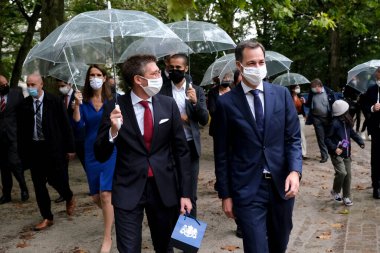  Belçika Başbakanı Alexander De Croo, 1 Ekim 2020 'de Brüksel, Belçika' daki Kraliyet Sarayı 'nda düzenlenen yemin töreninden sonra yeni hükümet üyeleriyle yürüyor.. 