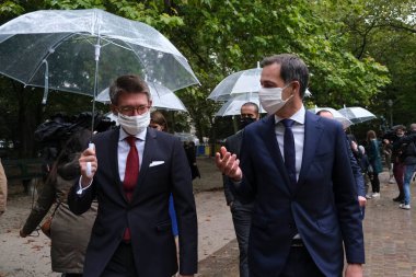  Belçika Başbakanı Alexander De Croo, 1 Ekim 2020 'de Brüksel, Belçika' daki Kraliyet Sarayı 'nda düzenlenen yemin töreninden sonra yeni hükümet üyeleriyle yürüyor.. 