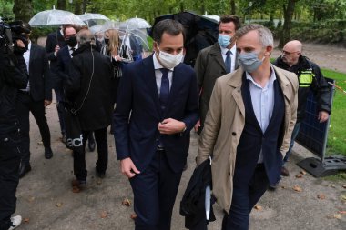  Belçika Başbakanı Alexander De Croo, 1 Ekim 2020 'de Brüksel, Belçika' daki Kraliyet Sarayı 'nda düzenlenen yemin töreninden sonra yeni hükümet üyeleriyle yürüyor.. 