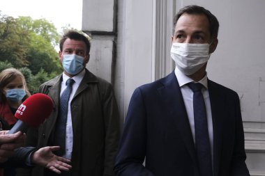  Belçika Başbakanı Alexander De Croo, 1 Ekim 2020 'de Brüksel, Belçika' daki Kraliyet Sarayı 'nda düzenlenen yemin töreninden sonra yeni hükümet üyeleriyle yürüyor.. 