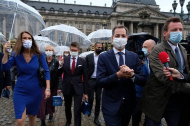 Giden Belçika Başbakanı Sophie Wilmes ve Belçika Başbakanı Alexander De Croo, 1 Ekim 2020 'de Brüksel, Belçika' daki Kraliyet Sarayı 'nda düzenlenen yemin töreninden sonra yürüdüler.. 
