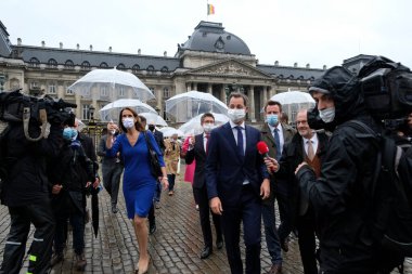 Giden Belçika Başbakanı Sophie Wilmes ve Belçika Başbakanı Alexander De Croo, 1 Ekim 2020 'de Brüksel, Belçika' daki Kraliyet Sarayı 'nda düzenlenen yemin töreninden sonra yürüdüler.. 