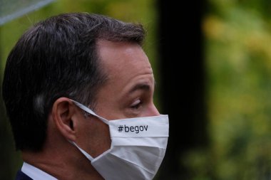  Belçika Başbakanı Alexander De Croo, 1 Ekim 2020 'de Brüksel, Belçika' daki Kraliyet Sarayı 'nda düzenlenen yemin töreninden sonra yeni hükümet üyeleriyle yürüyor.. 