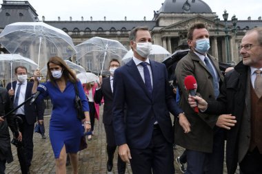 Giden Belçika Başbakanı Sophie Wilmes ve Belçika Başbakanı Alexander De Croo, 1 Ekim 2020 'de Brüksel, Belçika' daki Kraliyet Sarayı 'nda düzenlenen yemin töreninden sonra yürüdüler.. 
