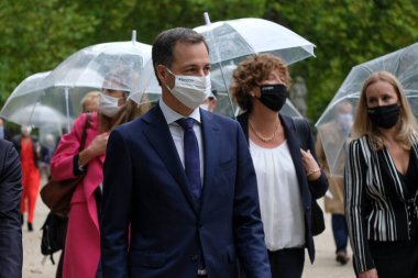  Belçika Başbakanı Alexander De Croo, 1 Ekim 2020 'de Brüksel, Belçika' daki Kraliyet Sarayı 'nda düzenlenen yemin töreninden sonra yeni hükümet üyeleriyle yürüyor.. 