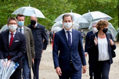  Belçika Başbakanı Alexander De Croo, 1 Ekim 2020 'de Brüksel, Belçika' daki Kraliyet Sarayı 'nda düzenlenen yemin töreninden sonra yeni hükümet üyeleriyle yürüyor.. 