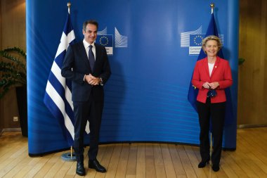 Avrupa Komisyonu Başkanı Ursula von der Leyen, 1 Ekim 2020 Perşembe günü Brüksel 'deki AB genel merkezinde gerçekleşen görüşme öncesinde Yunanistan Başbakanı Kyriakos Mitsotakis ile konuşuyor.. 