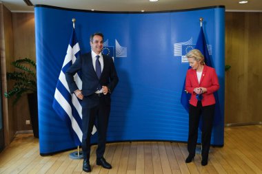 Avrupa Komisyonu Başkanı Ursula von der Leyen, 1 Ekim 2020 Perşembe günü Brüksel 'deki AB genel merkezinde gerçekleşen görüşme öncesinde Yunanistan Başbakanı Kyriakos Mitsotakis ile konuşuyor.. 