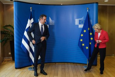 Avrupa Komisyonu Başkanı Ursula von der Leyen, 1 Ekim 2020 Perşembe günü Brüksel 'deki AB genel merkezinde gerçekleşen görüşme öncesinde Yunanistan Başbakanı Kyriakos Mitsotakis ile konuşuyor.. 