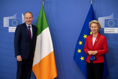 AB Komisyonu Başkanı Ursula von der Leyen, 1 Ekim 2020 'de Brüksel, Belçika' daki AB genel merkezinde gerçekleşen görüşme öncesinde İrlanda Başbakanı Micheal Martin ile bir fotoğrafçıya poz verdi..