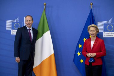 AB Komisyonu Başkanı Ursula von der Leyen, 1 Ekim 2020 'de Brüksel, Belçika' daki AB genel merkezinde gerçekleşen görüşme öncesinde İrlanda Başbakanı Micheal Martin ile bir fotoğrafçıya poz verdi..