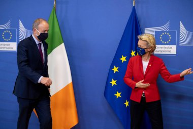 AB Komisyonu Başkanı Ursula von der Leyen, 1 Ekim 2020 'de Brüksel, Belçika' daki AB genel merkezinde gerçekleşen görüşme öncesinde İrlanda Başbakanı Micheal Martin ile bir fotoğrafçıya poz verdi..