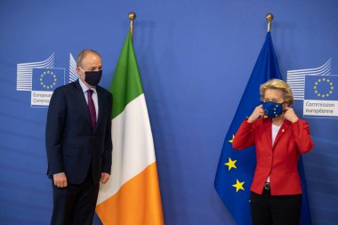 AB Komisyonu Başkanı Ursula von der Leyen, 1 Ekim 2020 'de Brüksel, Belçika' daki AB genel merkezinde gerçekleşen görüşme öncesinde İrlanda Başbakanı Micheal Martin ile bir fotoğrafçıya poz verdi..