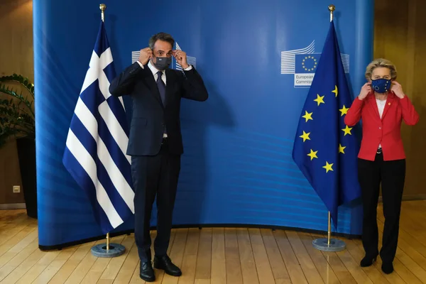 在2020年10月1日 星期四 在布鲁塞尔欧盟总部举行会议之前 欧盟委员会主席乌苏拉 莱恩与希腊总理基里亚科斯 米佐塔基斯进行了会谈 — 图库照片