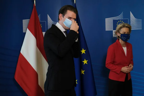 オーストリアのセバスティアン クルツ首相と欧州委員会委員長のウルサ フォン ライエンは 2020年10月1日にベルギーのブリュッセルで会談する前に — ストック写真