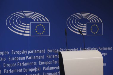 Brüksel, Belçika. 2 Ekim 2020. Bir basın kürsüsü Avrupa Parlamentosu Müzesi 'nde bir stand