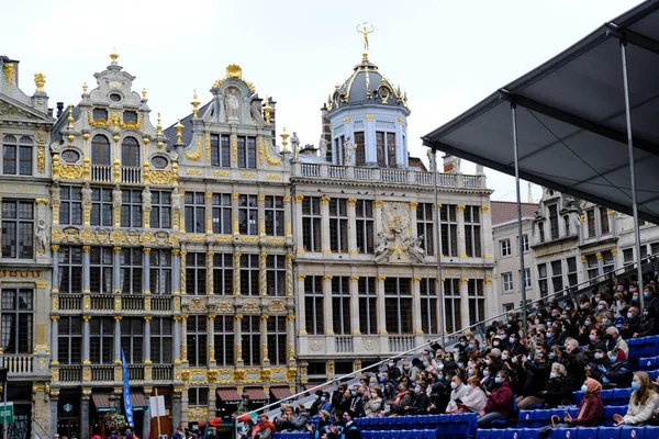 2020年10月5日 毕业生的家庭成员参加了在比利时布鲁塞尔大广场举行的自由大学毕业生毕业典礼 — 图库照片
