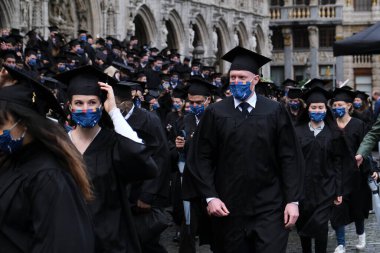 Libre De Bruxelles Universite 'den mezun olduktan sonra, 5 Ekim 2020' de Brüksel, Belçika 'daki Grand Place' de bir mezuniyet töreninden sonra.