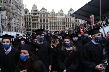 Libre De Bruxelles Universite 'den mezun olduktan sonra, 5 Ekim 2020' de Brüksel, Belçika 'daki Grand Place' de bir mezuniyet töreninden sonra.