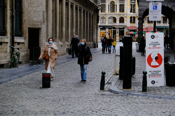 Ludzie Ubrani Maski Spacerują Historycznym Centrum Brukseli Belgia Października 2020 — Zdjęcie stockowe