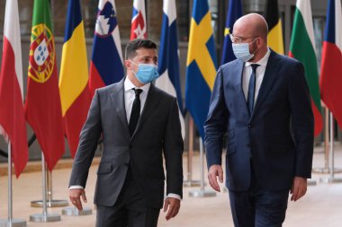 Brüksel, Belçika. 6 Ekim 2020. Ukrayna Cumhurbaşkanı Volodymyr Zelensky Avrupa Konseyi 'nde yapılacak AB-Ukrayna Zirvesi öncesinde AB Konseyi Başkanı Charles Michel tarafından karşılandı.