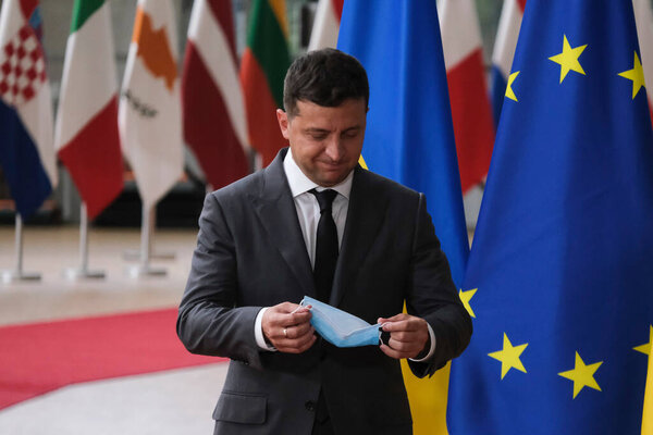 Брюссель, Бельгия 6 октября 2020 года. Президента Украины Владимира Зеленского приветствует председатель Совета ЕС Шарль Мишель накануне саммита ЕС-Украина в Европейском совете.