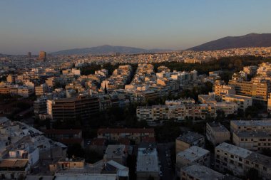 6 Ağustos 2020 'de Yunanistan' ın Atina kentindeki kalabalık konutların hava manzarası