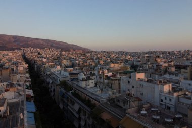 6 Ağustos 2020 'de Yunanistan' ın Atina kentindeki kalabalık konutların hava manzarası