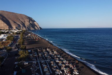 Yunanistan 'ın Santorini adasındaki Perissa plajının havadan görüntüsü 16 Ağustos 2020