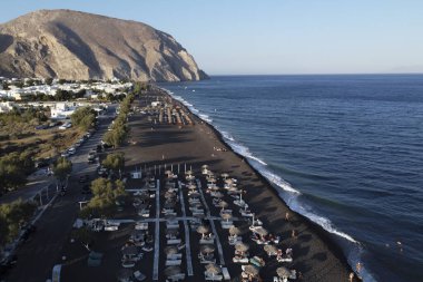 Yunanistan 'ın Santorini adasındaki Perissa plajının havadan görüntüsü 16 Ağustos 2020