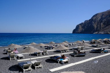 Santorini, Yunanistan, 12 Ağustos 2020. Covid-19 Corona yüzünden plajda turist olmayan boş koltuklar..