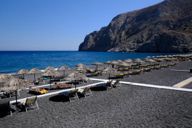 Santorini, Yunanistan, 12 Ağustos 2020. Covid-19 Corona yüzünden plajda turist olmayan boş koltuklar..