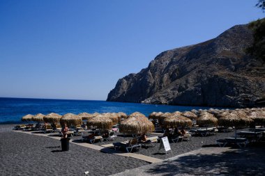 Santorini, Yunanistan, 12 Ağustos 2020. Covid-19 Corona yüzünden plajda turist olmayan boş koltuklar..