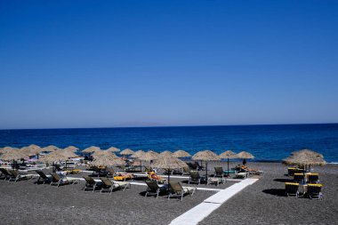 Santorini, Yunanistan, 12 Ağustos 2020. Covid-19 Corona yüzünden plajda turist olmayan boş koltuklar..