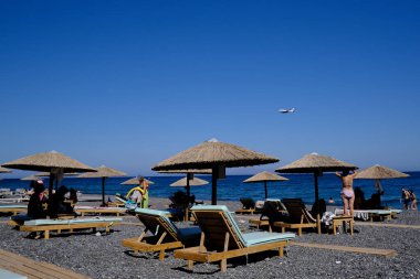 Santorini, Yunanistan, 12 Ağustos 2020. Covid-19 Corona yüzünden plajda turist olmayan boş koltuklar..
