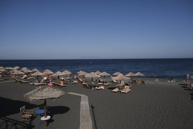Santorini, Yunanistan, 12 Ağustos 2020. Covid-19 Corona yüzünden plajda turist olmayan boş koltuklar..