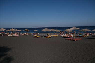 Santorini, Yunanistan, 12 Ağustos 2020. Covid-19 Corona yüzünden plajda turist olmayan boş koltuklar..