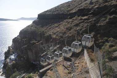 15 Ağustos 2020 'de eski limandan Santorini, Fira Yunanistan' a turist taşıyan kablo arabası