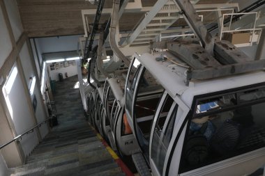 15 Ağustos 2020 'de eski limandan Santorini, Fira Yunanistan' a turist taşıyan kablo arabası