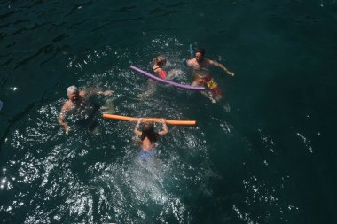 Yunanistan 'ın Santorini adasında 16 Ağustos 2020' de insanlar Kaplıca suyunun keyfini çıkarıyorlar.