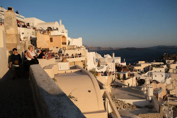 Gente Reúne Para Disfrutar Puesta Sol Ciudad Oia Isla Santorini —  Fotos de Stock