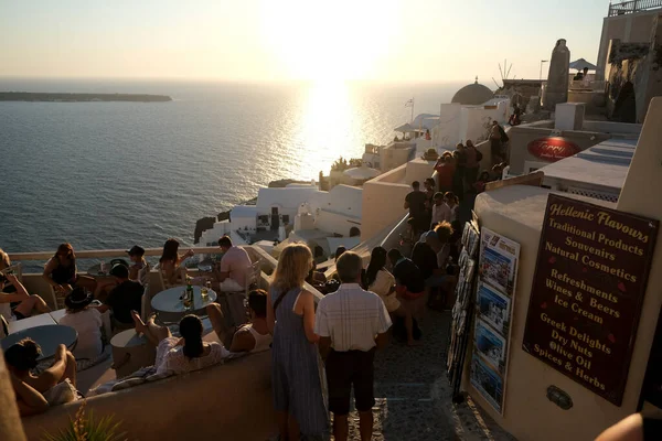 사람들은 2020 그리스 산토리니 오이아 읍에서 일몰을 즐기기 모인다 — 스톡 사진