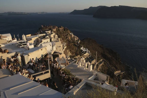 Människor Samlas För Att Njuta Solnedgången Staden Oia Santorini Grekland — Stockfoto