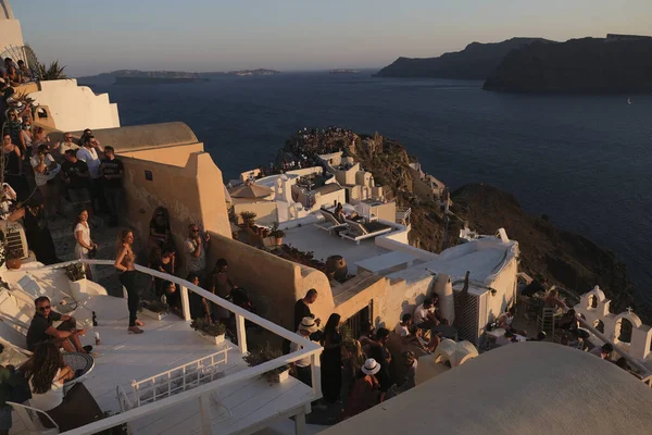 People Gather Enjoy Sunset Town Oia Island Santorini Greece Aug — Stock Photo, Image