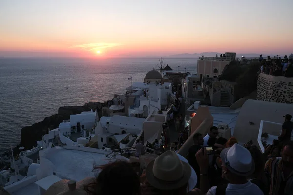 Gente Reúne Para Disfrutar Puesta Sol Ciudad Oia Isla Santorini — Foto de Stock