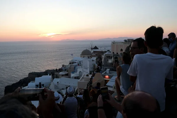 Gente Reúne Para Disfrutar Puesta Sol Ciudad Oia Isla Santorini — Foto de Stock