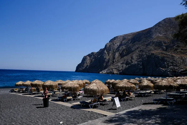 Santorini, Yunanistan, 12 Ağustos 2020. Covid-19 Corona yüzünden plajda turist olmayan boş koltuklar..