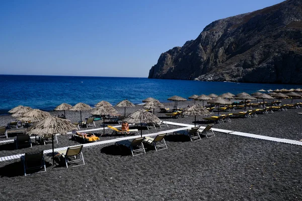 Santorini, Yunanistan, 12 Ağustos 2020. Covid-19 Corona yüzünden plajda turist olmayan boş koltuklar..